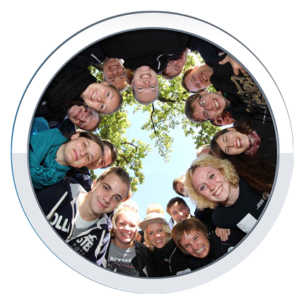 Eine Gruppe Jugendlicher stehen Arm in Arm. 
