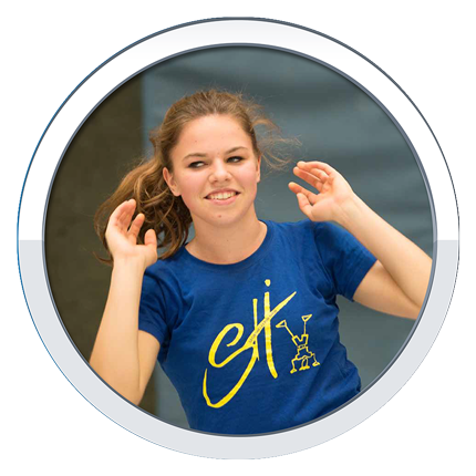 Jugendliches Mädchen mit blauem Sporthelfer-T-Shirt in Bewegung