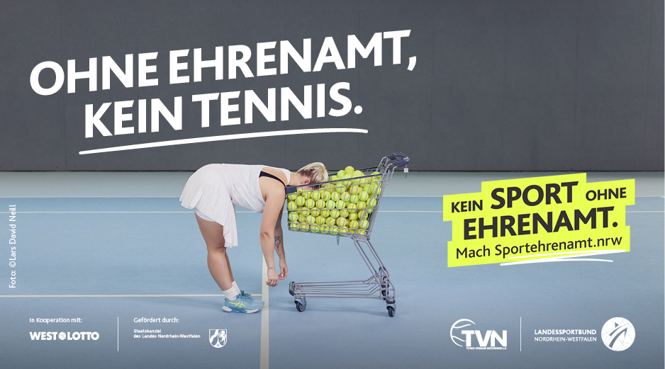 E-Mail-Badge – Tennisspielerin lehnt mit dem Kopf in einem Einkaufswagen voller Tennisbälle. Darüber in weißer Schrift: „Ohne Ehrenamt, kein Tennis. Motiv Tennis der LSB NRW-Offensive 2026: ‚Kein Sport ohne Ehrenamt. Mach Sportehrenamt.nrw‘.