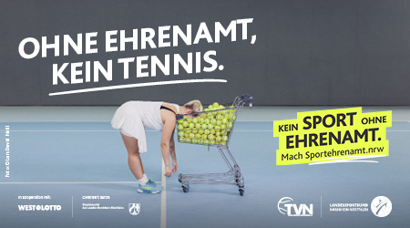E-Mail-Badge Office – Tennisspielerin lehnt mit dem Kopf in einem Einkaufswagen voller Tennisbälle. Darüber in weißer Schrift: „Ohne Ehrenamt, kein Tennis. Motiv Tennis der LSB NRW-Offensive 2026: ‚Kein Sport ohne Ehrenamt. Mach Sportehrenamt.nrw‘.