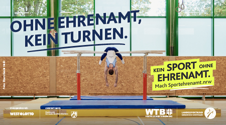 Turner hängt kopfüber mit baumelnden Armen am Barren. Darüber in dunkelblauer Schrift: „Ohne Ehrenamt, kein Turnen.” Motiv der LSB NRW-Offensive 2026: ‚Kein Sport ohne Ehrenamt.‘ Darunter der Aufruf ‚Mach Sportehrenamt.nrw‘.