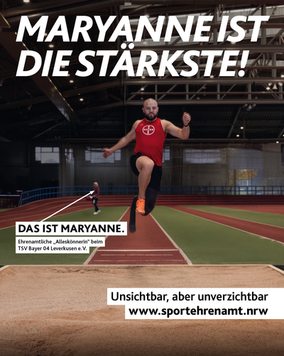 Ein Para-Leichtathlet beim Weitsprung in der Halle. Im Hintergrund überreicht die Ehrenamtliche des TSV Bayer 04 Leverkusen, Maryanne, einen Picknickkorb zur Stärkung. Aufdruck: ‚Maryanne ist die Stärkste!‘ – Teil der Offensive #SPORTEHRENAMT. Sichtbarmachung des oft übersehenen Ehrenamts im Sport. – Format 1080x1350