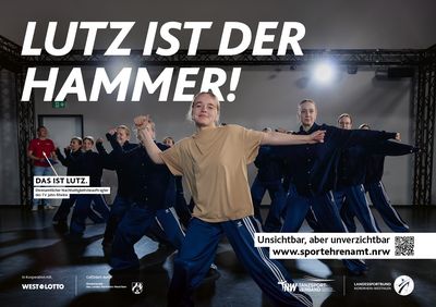 Motiv der Offensive #SPORTEHRENAMT: Ehrenamtlicher Nachhaltigkeitsbeauftragter Lutz vom TV Jahn-Rheine im Studio mit Hip-Hop-Tanzgruppe – seit 15 Jahren engagiert im Sportverein. 