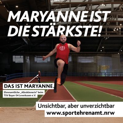 Ein Para-Leichtathlet beim Weitsprung in der Halle. Im Hintergrund überreicht die Ehrenamtliche des TSV Bayer 04 Leverkusen, Maryanne, einen Picknickkorb zur Stärkung. Aufdruck: ‚Maryanne ist die Stärkste!‘ – Teil der Offensive #SPORTEHRENAMT. Sichtbarmachung des oft übersehenen Ehrenamts im Sport. – Format 1080x1080
