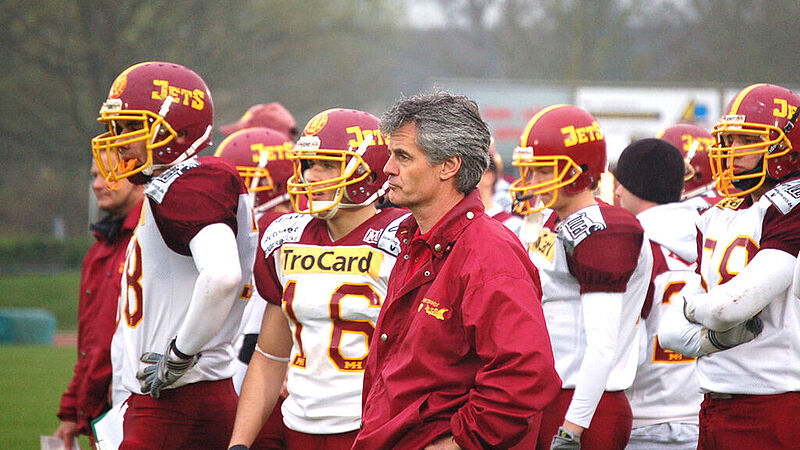 Ein Football-Team. Im Vordergrund Zeitzeuge Eric Grützenbach