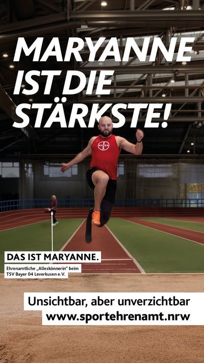 Ein Para-Leichtathlet beim Weitsprung in der Halle. Im Hintergrund überreicht die Ehrenamtliche des TSV Bayer 04 Leverkusen, Maryanne, einen Picknickkorb zur Stärkung. Aufdruck: ‚Maryanne ist die Stärkste!‘ – Teil der Offensive #SPORTEHRENAMT. Sichtbarmachung des oft übersehenen Ehrenamts im Sport. – Format 1080x1920