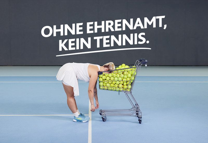 Erschöpfte Tennisspielerin lehnt mit dem Kopf in einem Einkaufswagen voller Tennisbälle. Motiv der LSB NRW-Offensive 2026. Text: Ohne Ehrenamt kein Tennis.