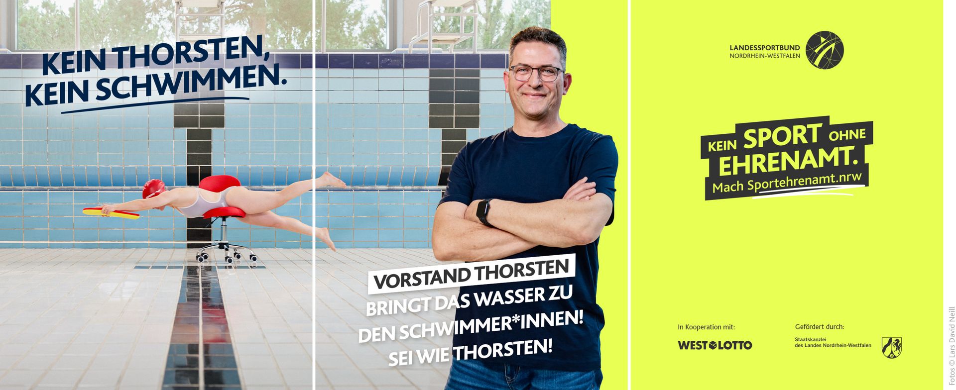 Eine Schwimmerin liegt in Schwimmhaltung auf einem Bürostuhl in einem leeren Schwimmbecken und hält ein gelbes Schwimmbrett. Darüber steht „Kein Thorsten, kein Schwimmen“. Rechts daneben steht Vorstand Thorsten mit verschränkten Armen und lächelt. Motiv Schwimmen der LSB NRW Offensive 2026 mit dem Claim „Kein Sport ohne Ehrenamt. Mach Sportehrenamt.nrw“.