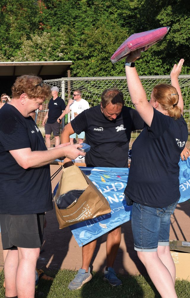 Mitglieder eines Sportvereins beim Übergabe-Moment von #SPORTEHRENAMT ÜBERRASCHT!