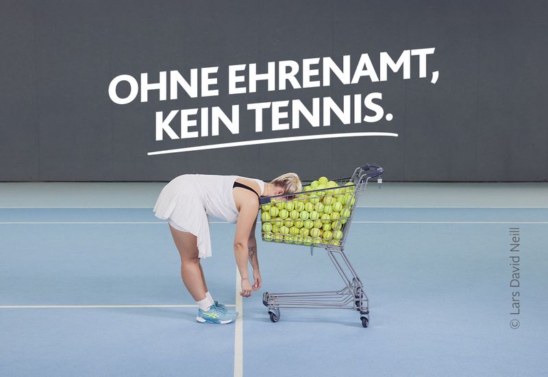 Erschöpfte Tennisspielerin lehnt mit dem Kopf in einem Einkaufswagen voller Tennisbälle. Motiv der LSB NRW-Offensive 2026. Text: Ohne Ehrenamt kein Tennis.