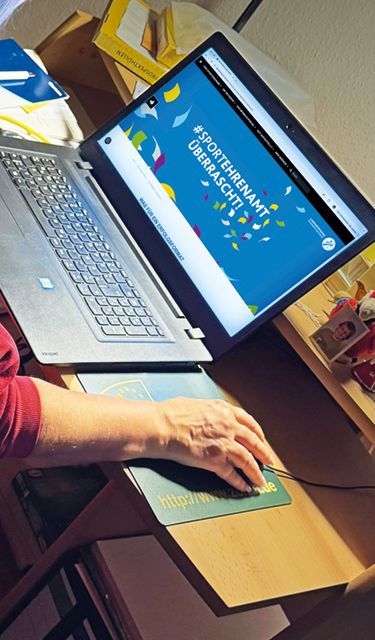 Früher Vogel am Laptop – konzentrierte Nominierung für die Aktion „Sportehrenamt überrascht!“ in den frühen Morgenstunden