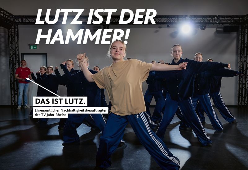Motiv der Offensive #SPORTEHRENAMT: Ehrenamtlicher Nachhaltigkeitsbeauftragter Lutz vom TV Jahn-Rheine im Studio mit Hip-Hop-Tanzgruppe – seit 15 Jahren engagiert im Sportverein. 