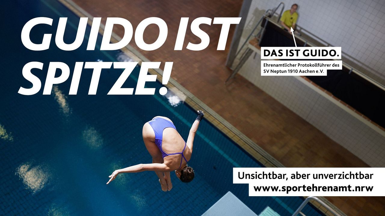 Sprung ins Wasser unter wachsamen Augen – Motiv ‚Guido ist spitze! - Wasserspringen‘ der Offensive #SPORTEHRENAMT“ – 1920x1080