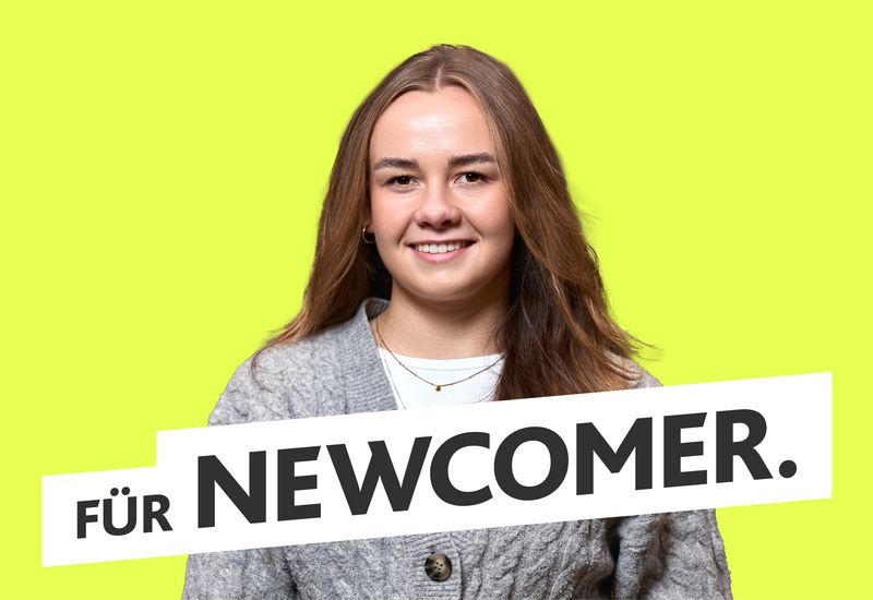 Junge Frau in grauer Strickjacke vor gelben Hintergrund. Text: ‚Für Newcomer.‘