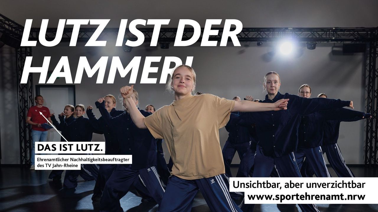 Motiv der Offensive #SPORTEHRENAMT: Ehrenamtlicher Nachhaltigkeitsbeauftragter Lutz vom TV Jahn-Rheine im Studio mit Hip-Hop-Tanzgruppe – seit 15 Jahren engagiert im Sportverein. 